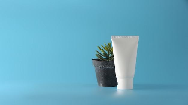 Ensemble de produits cosmétiques sur un fond de couleur. Photo Premium