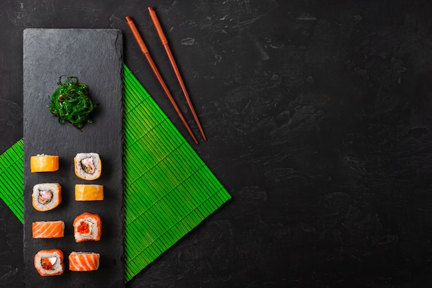 Ensemble de sushi et maki sur table en pierre. vue de dessus avec espace de copie Photo Premium