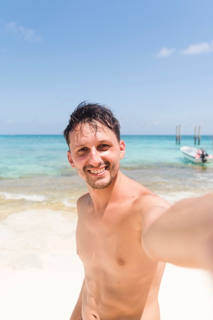 Enthousiaste Jeune  Homme  Prenant Selfie   La Plage Photo 