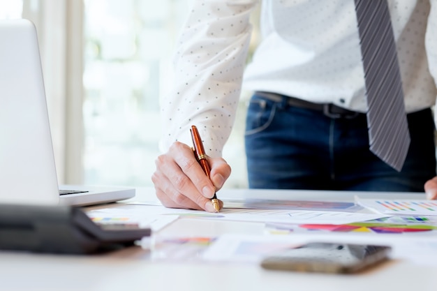 Les entreprises travaillant analysent les données marketing de haute performance. Photo gratuit