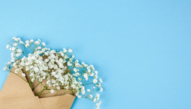 Enveloppe Brune Avec Des Petites Fleurs De Gypsophile Blanc