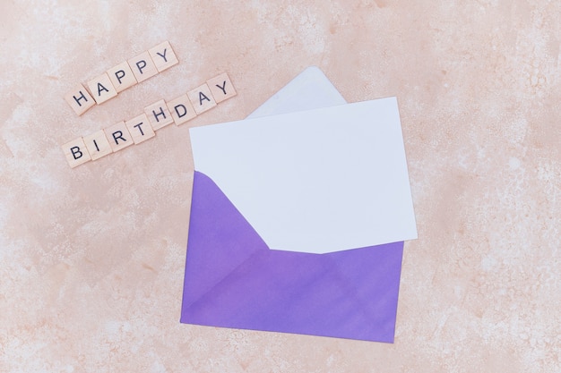 Enveloppe Violette Avec Invitation D Anniversaire Blanche Mock Up Photo Gratuite