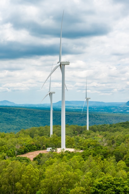Éoliennes en pleine nature, ciel de gorges et arbres Photo Premium