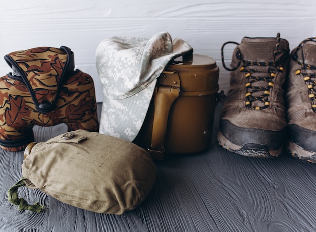 Équipement militaire sur fond de bois Photo Premium