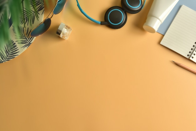 Espace de travail plat poser, vue de dessus dans le concept de l'été. Photo Premium