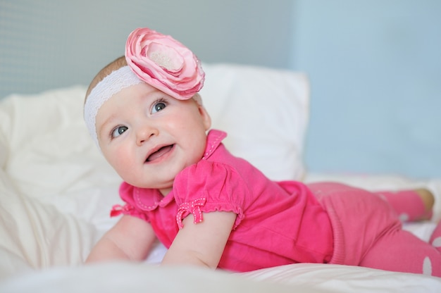 Etonne Mignon Petit Bebe Aux Joues Potelees Portant Des Vetements Roses Et Une Fleur De Bande Photo Premium