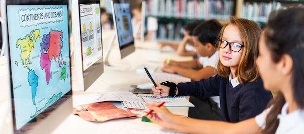 Étudier étudier apprendre apprendre en classe internet concept Photo Premium