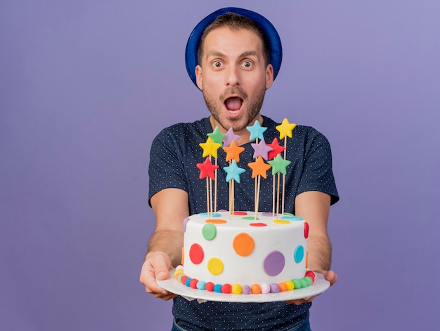 Excite Bel Homme Portant Un Chapeau Bleu Tient Le Gateau D Anniversaire A L Avant Isole Sur Mur Violet Photo Gratuite