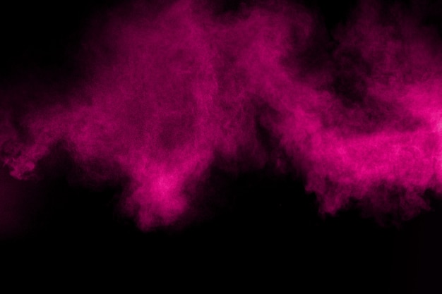 Explosion de poudre de couleur rose sur fond noir Photo Premium