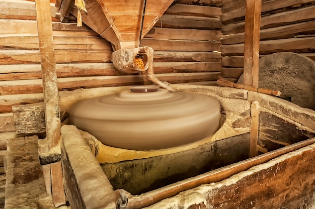 Faire De La Farine De Maïs Intérieur Du Moulin à Eau En