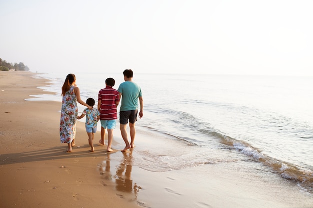 Famille Asiatique à La Plage Télécharger Des Photos