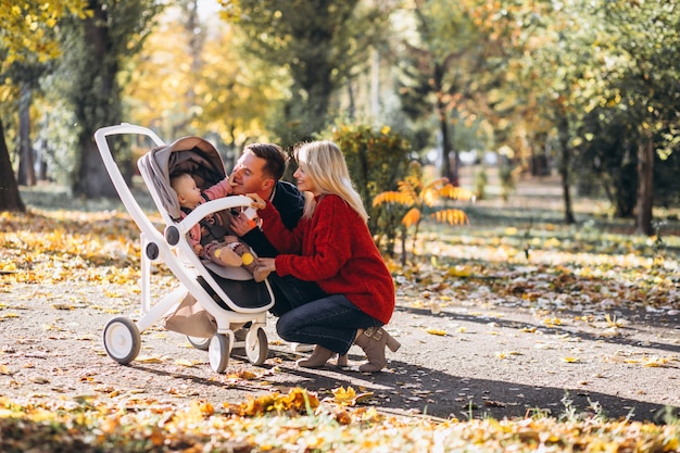 Famille Avec Bebe Fille Dans Un Landau A Pied D Un Parc En Automne Photo Gratuite