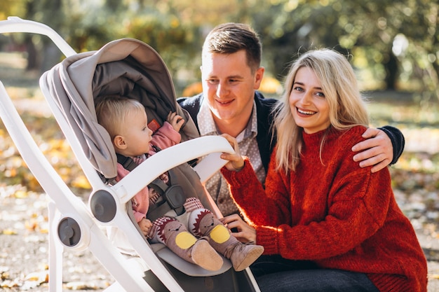 Famille Avec Bebe Fille Dans Un Landau A Pied D Un Parc En Automne Photo Gratuite