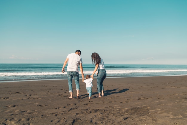 Famille Heureuse Avec Bébé Samuser Sur La Plage