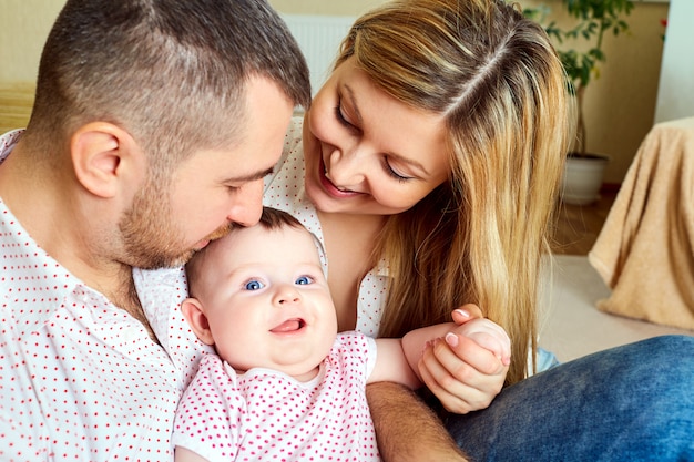 Une Famille Heureuse Maman Et Papa Avec Bebe Dans La Chambre Photo Premium