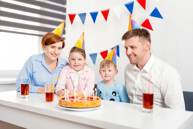 Famille Heureuse Mere Pere Fils Fille Celebrant La Fete D Anniversaire Des Enfants Avec Le Gateau Photo Premium