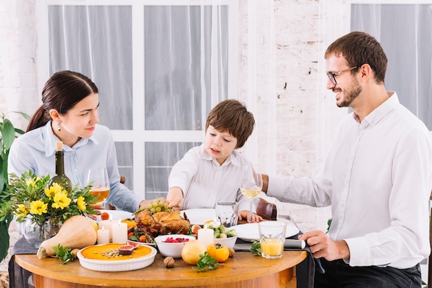 Famille Heureuse A La Table De Fete Photo Gratuite