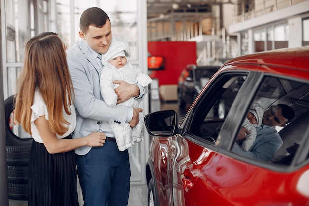 Famille Avec Petit Fils Dans Un Salon De Voiture Photo gratuit