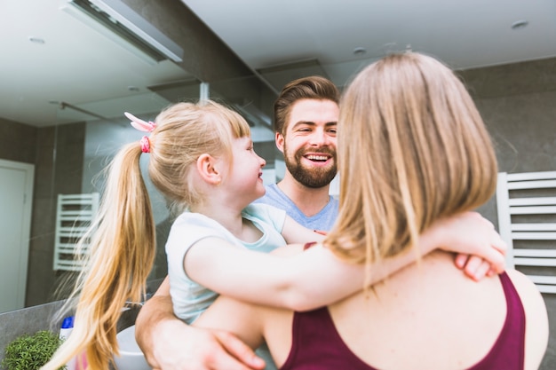 Famille S Amuser Dans La Salle De Bain Photo Gratuite