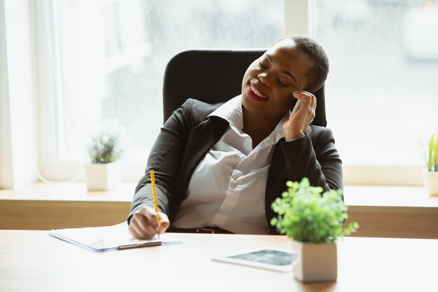 Femme D'affaires Afro-américaine En Tenue De Bureau ...