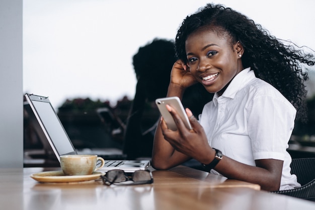 Femme D'affaires Afro-américaines Avec Ordinateur Et Téléphone ...