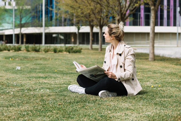Femme d'affaires moderne se détendre dans le parc Photo gratuit