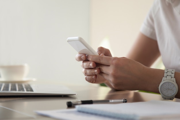 Femme d'affaires à la recherche d'un contact important au téléphone Photo gratuit