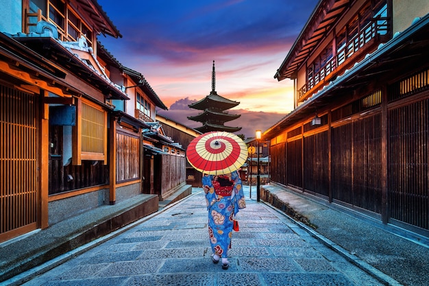 Femme Asiatique Portant Un Kimono Traditionnel Japonais A La Pagode Yasaka Et La Rue Sannen Zaka A Kyoto Au Japon Photo Gratuite