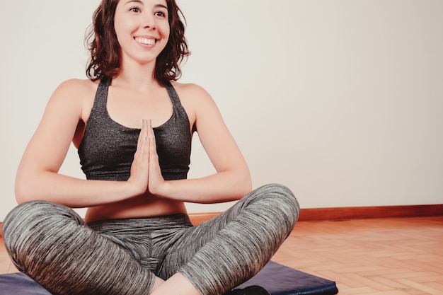 Femme Assise  En Demi lotus Pose  Photo  Premium