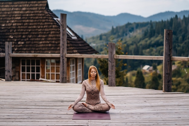 Une Femme Assise En Position Du Lotus Le Matin Sur Un Air Frais Photo Gratuite