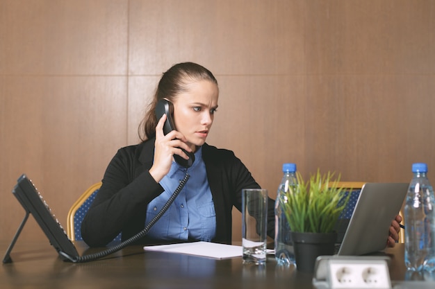 Femme Assise   La  Table  Avec Un Ordinateur Portable Au 