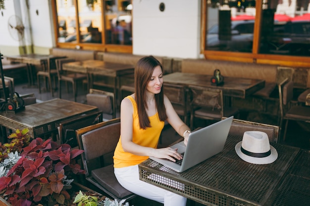 Femme Au Café De La Rue En Plein Air Assis à Table Travaillant Sur Un