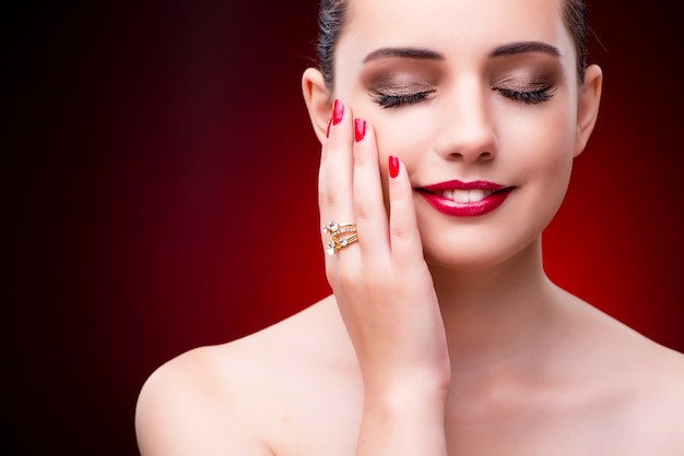 Femme au concept glamour avec des bijoux Photo Premium