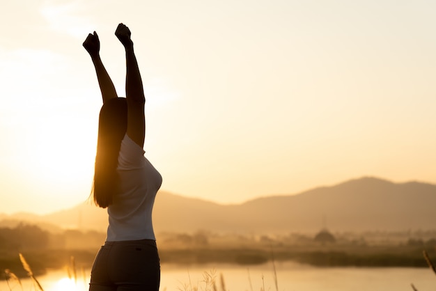 Femme Au Poing En L Air Pendant Le Coucher Du Soleil Liberte Force Et Courage Concept Photo Premium