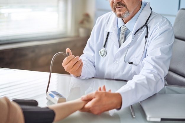 Femme Au Rendez Vous Chez Le Médecin Photo Premium