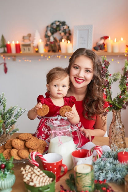 Femme Avec Bebe Dans La Cuisine Decoree Pour Noel Seance Photo Du Nouvel An De La Famille Photo Premium