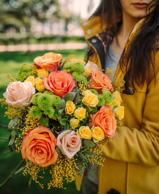 Femme Avec Bouquet De Fleurs D Automne Avec Orange Roses Jaunes Mimosa Photo Gratuite