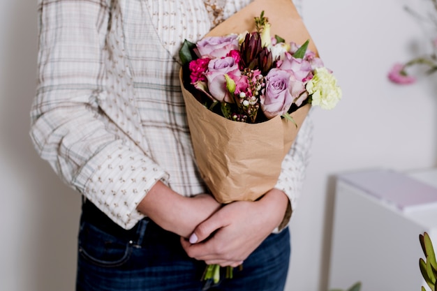 Femme Avec Bouquet De Fleurs Dans La Boutique Télécharger