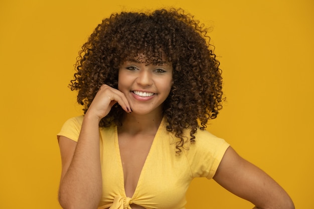 Femme Avec Coiffure Afro Et Haut Jaune 