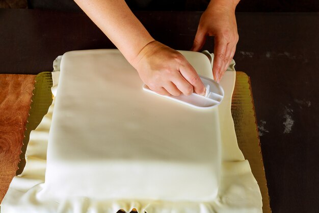 Femme Decoration Gateau Carre Avec Fondant Blanc Technique De Fabrication Du Gateau De Mariage Photo Premium