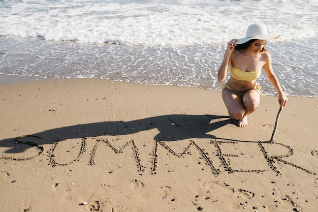 Femme Dessin Dans Le Sable à La Plage Télécharger Des