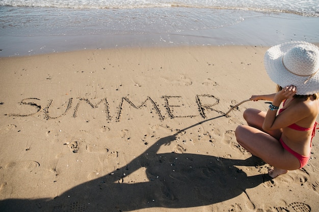 Femme Dessin Dans Le Sable à La Plage Télécharger Des