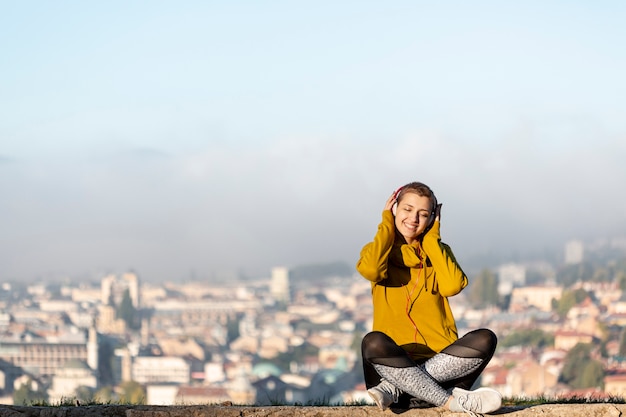 Femme écoutant de la musique en plein plan Photo gratuit