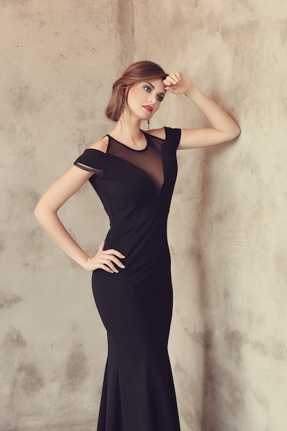  Femme  l gante Et Glamour Avec Une Robe Noire  Posant 