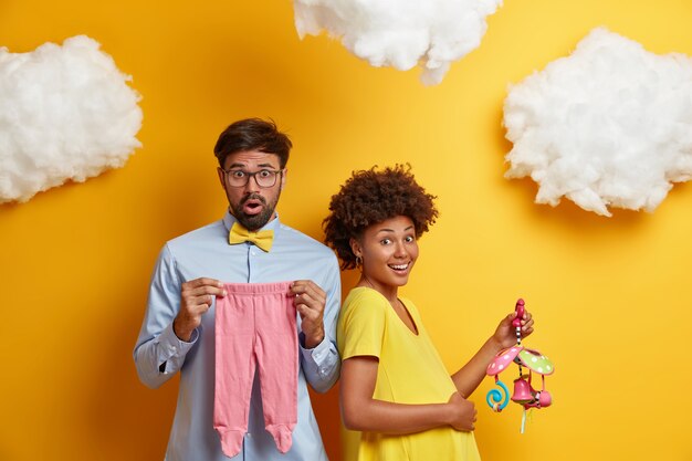 Une Femme Enceinte Positive Touche Le Ventre Et Se Tient Debout Devant Son Mari Tient Des