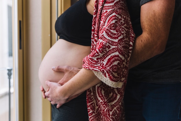 Femme Enceinte Avec Son Mari Photo Gratuite 