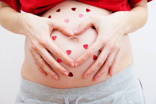 Femme Enceinte Tenant Ses Mains En Forme De Coeur Sur Sa Bosse De Bebe Ventre De