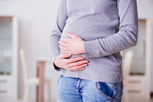 Femme enceinte toucher son ventre Photo Premium