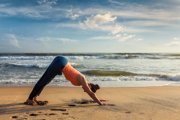 Femme Faisant Du Yoga Surya Namaskar à L'extérieur Sur La Plage ...