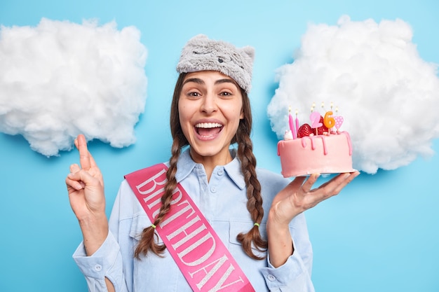 Une Femme Fete Son Anniversaire Fait Un Vœu Avant De Souffler Des Bougies Sur Un Gateau